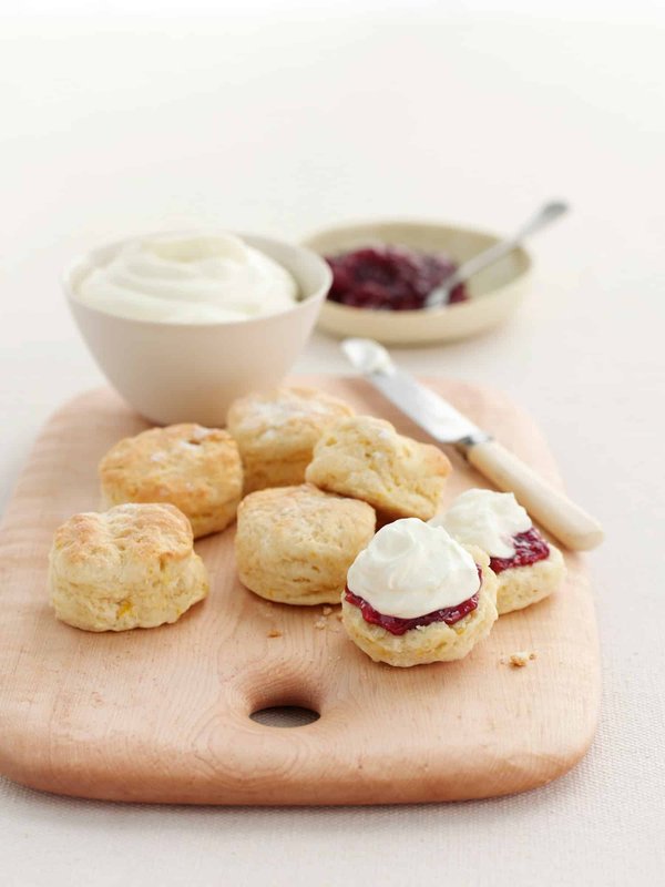 Quels conseils pour faire des scones anglais moelleux et dorés à déguster avec du thé?
