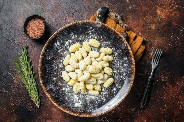 Comment préparer des gnocchis maison moelleux avec une sauce onctueuse?