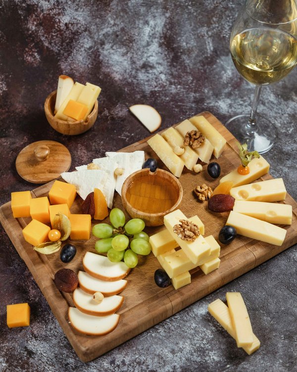 Comment organiser une soirée de dégustation de fromages français dans un bar à vin chic?
